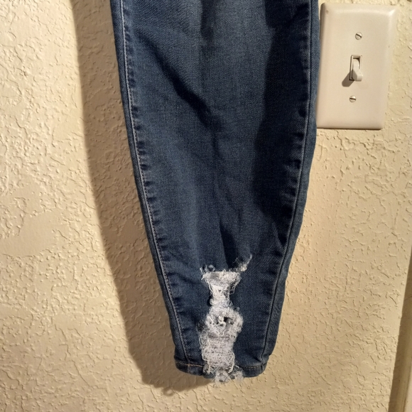 High Rise Distressed Jeans - Picture 4 of 8